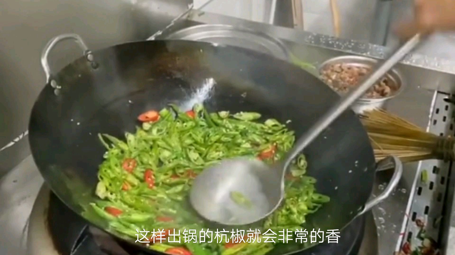 辣椒炒肉,先炒辣椒还是先炒肉?掌握正确方法,香辣鲜嫩还不腥