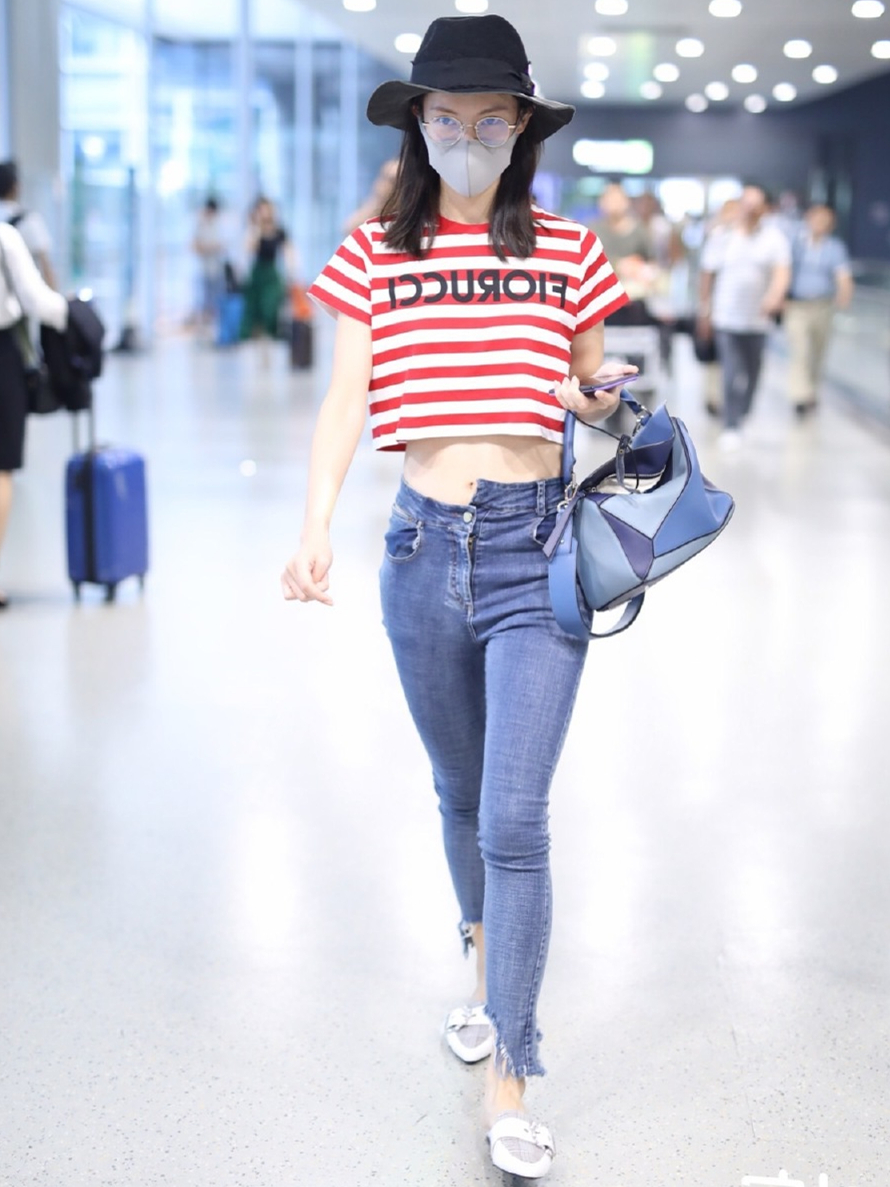 171cm金晨,穿紧身裤走机场好自信,果然腿长就是任性!