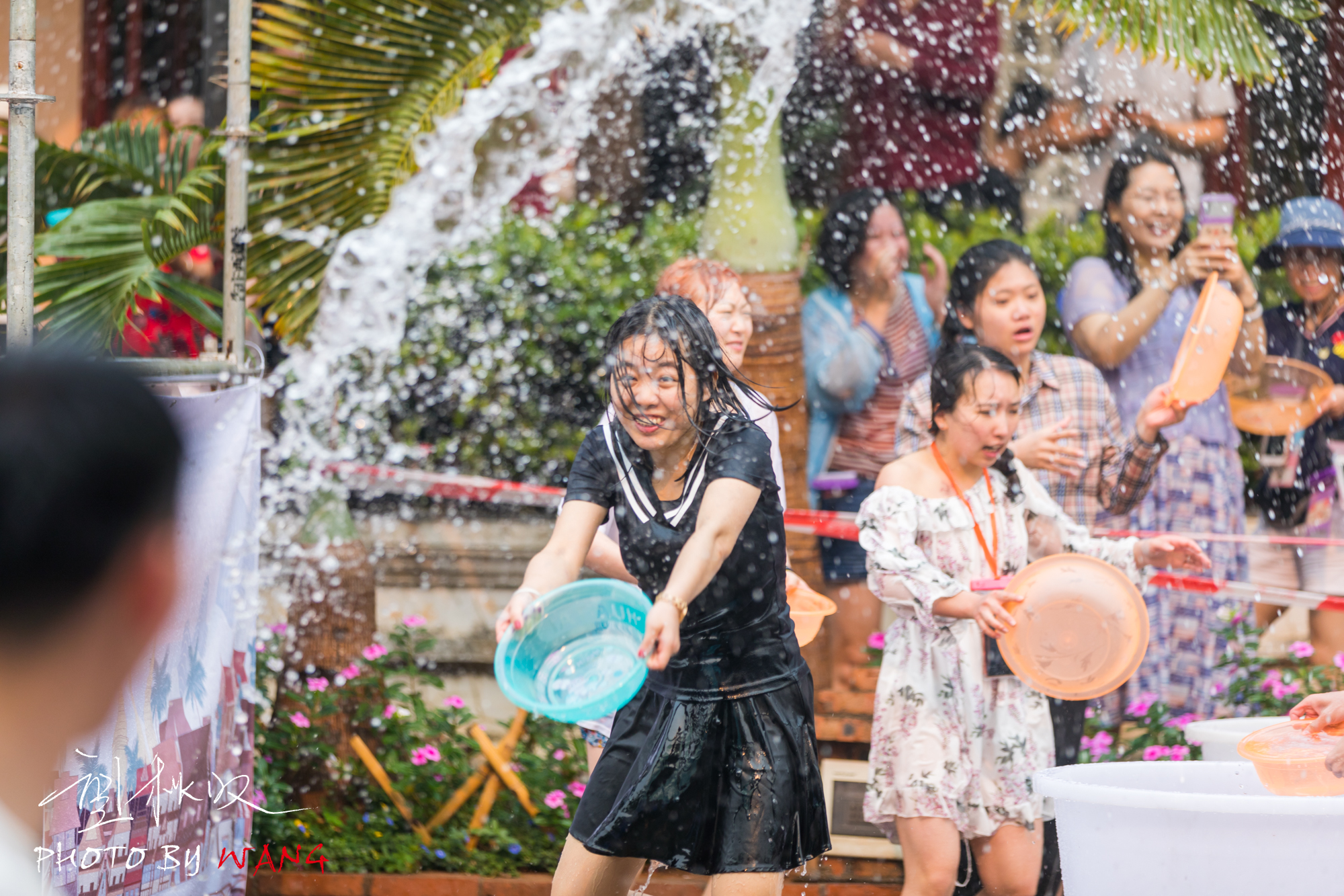 畅快淋漓的西双版纳泼水节,原来泼水也分轻,重武器和核武器