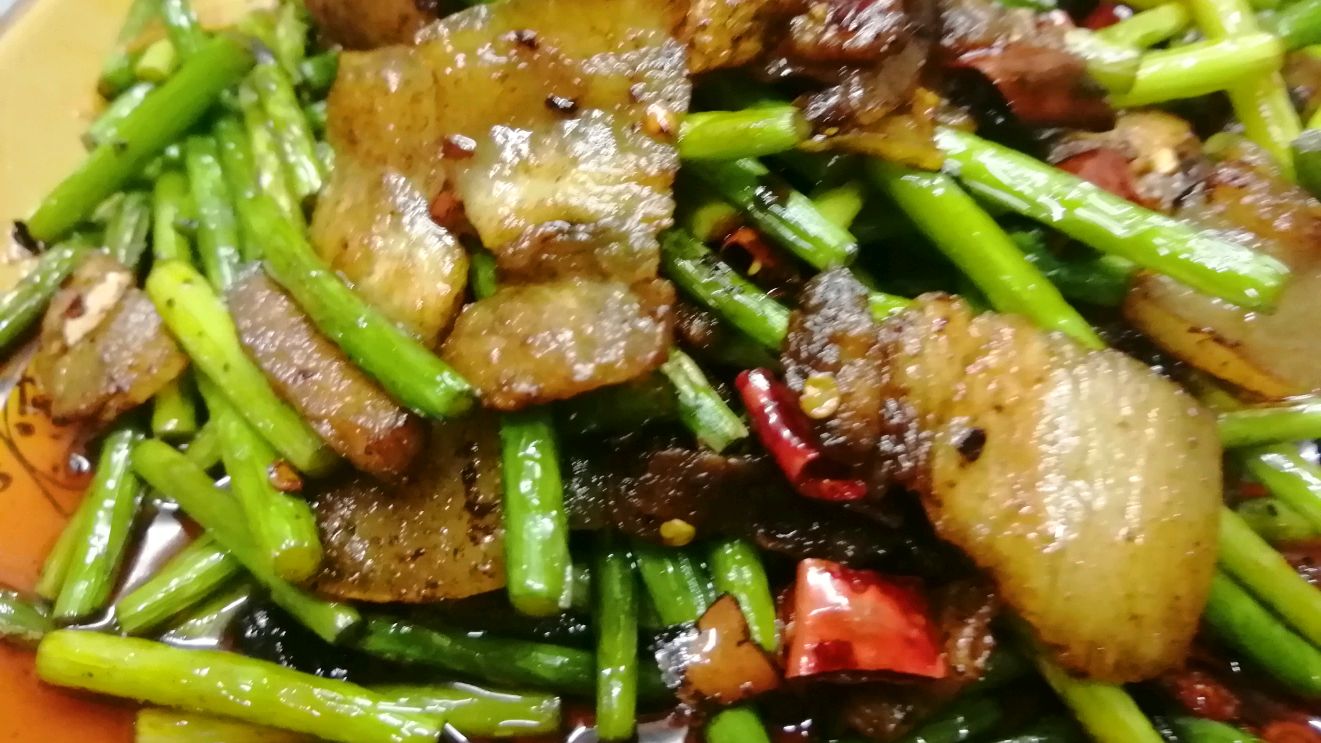 川菜厨师教你蒜苔回锅肉的家常做法,不过水不过油味道更好!