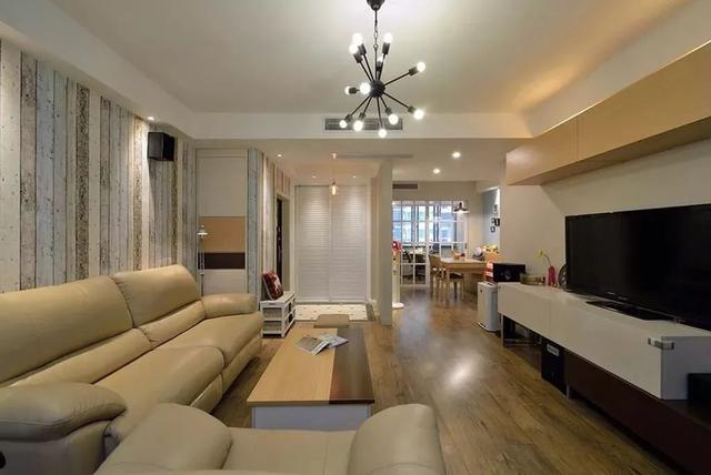 进门左客厅,右餐厅,鞋柜怎么摆放?