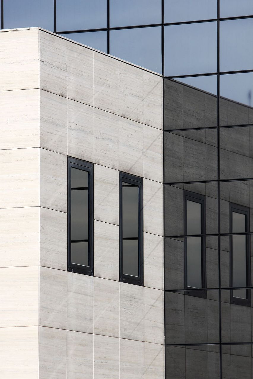 大家看见的的大理石幕墙,个个栩栩如生