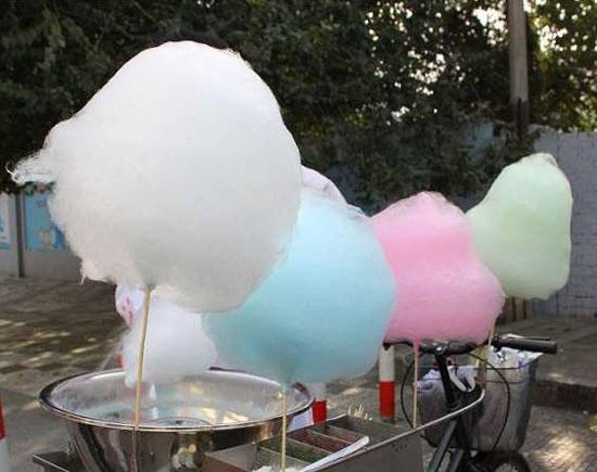 老外制作超大"彩色棉花糖"看着很壮观,网友:这波操作,厉害了