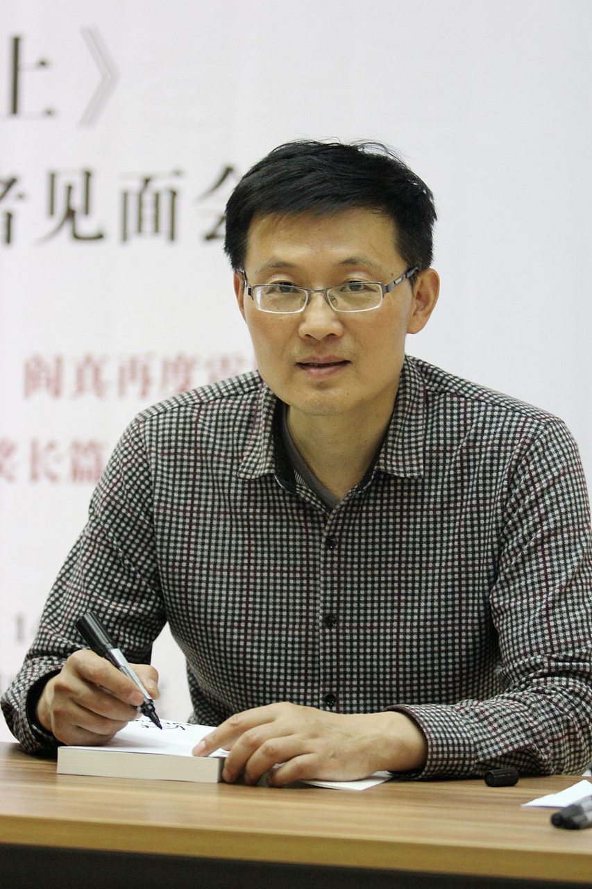 《活着之上》通过主人公聂志远的心路历程,展现了人生困境与挑战,引发