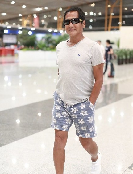 59岁齐秦近照曝光,头发稀疏成"秃头",岁月催人老啊!