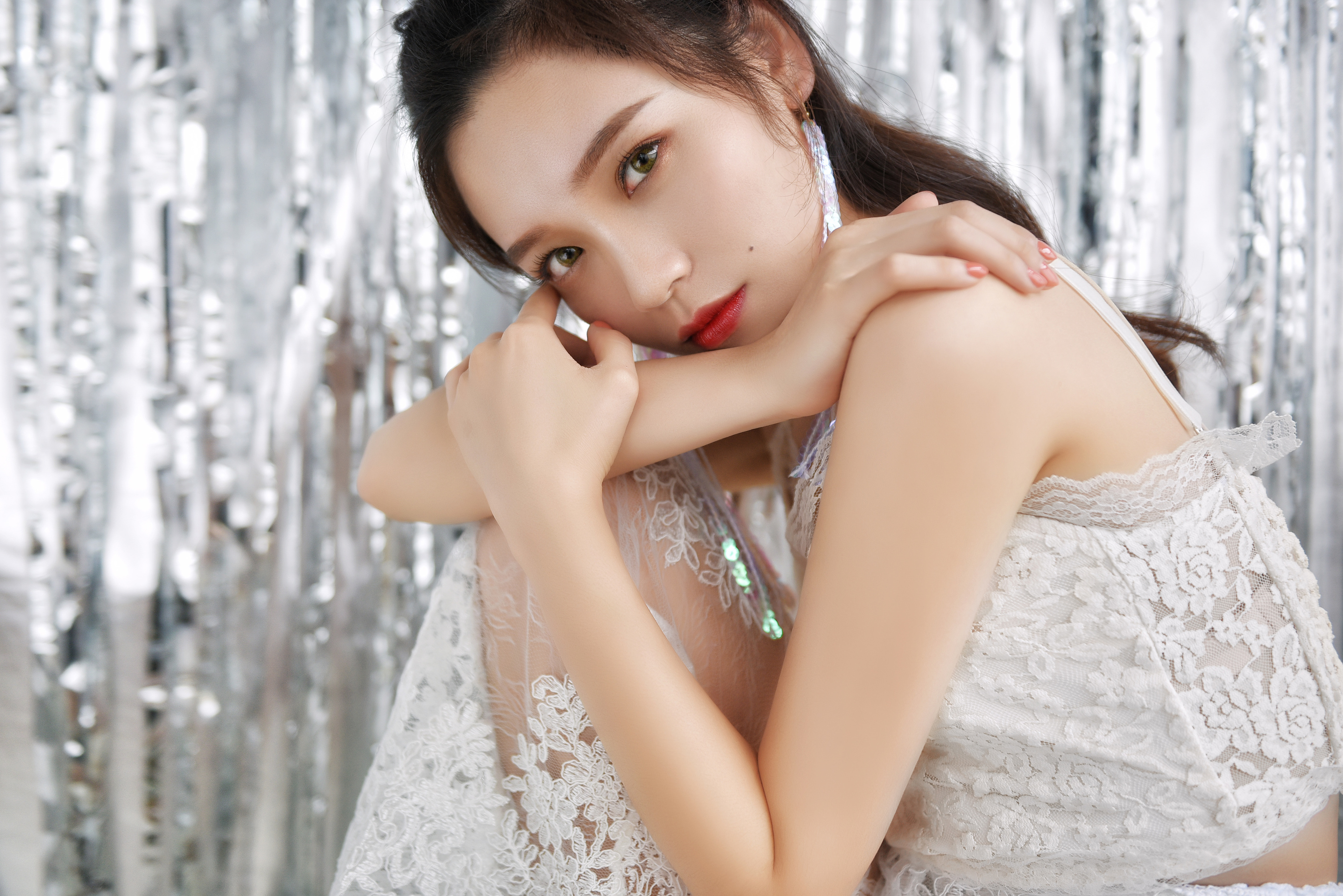 蕾丝长裤美女 若隐若现的美