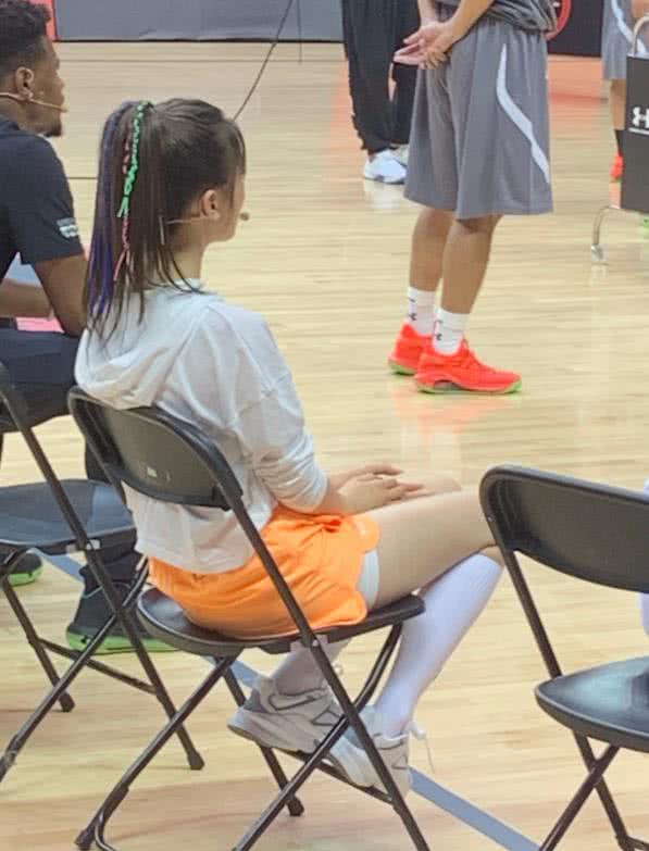 杨超越的运动短裤火了,比安全裤还要短3cm,一般人难以驾驭