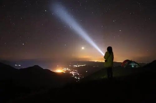 當我們仰望星空,有沒有一瞬間窒息