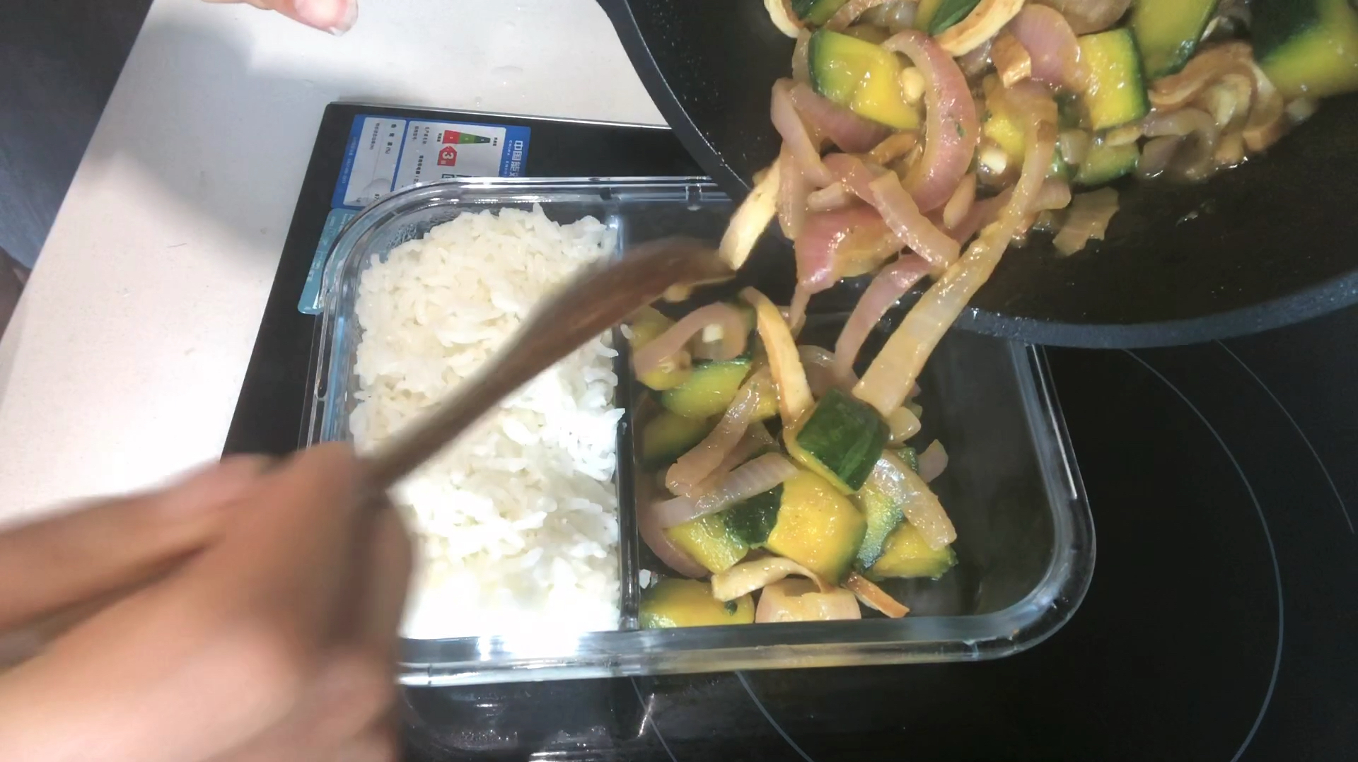 今天给老公准备的爱心便当是香干洋葱炒嫩南瓜