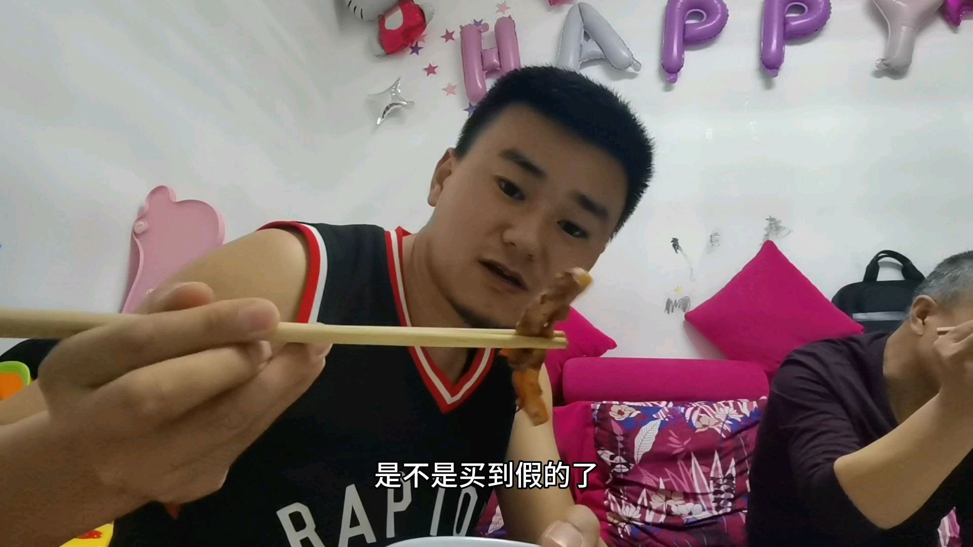 小伙超市不慎买到假鱿鱼圈,爆炒后是什么体验,软啪啪