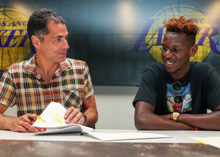 官方:湖人正式签下二轮秀伊萨克-邦加