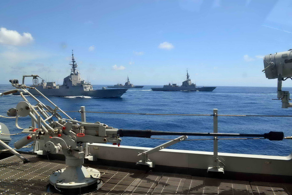 埃及海军"萨达特"号(l1020,法制西北风级)和"胡安·卡洛斯一世"号编队