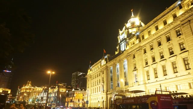 上海外滩的夜景才是真的美丽,真不愧是东方的"夜巴黎"!