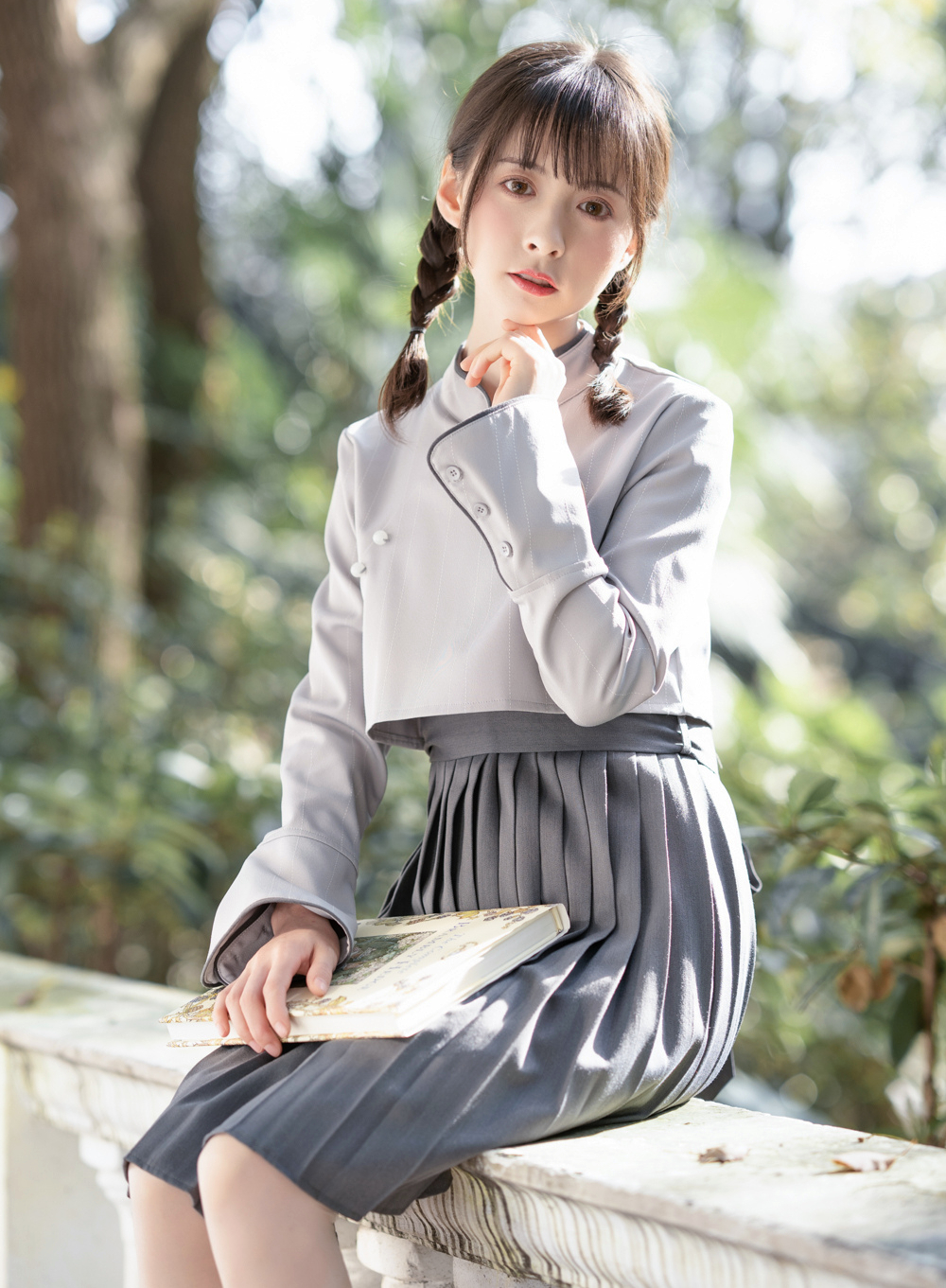 外景下的清纯可爱小辫子女孩