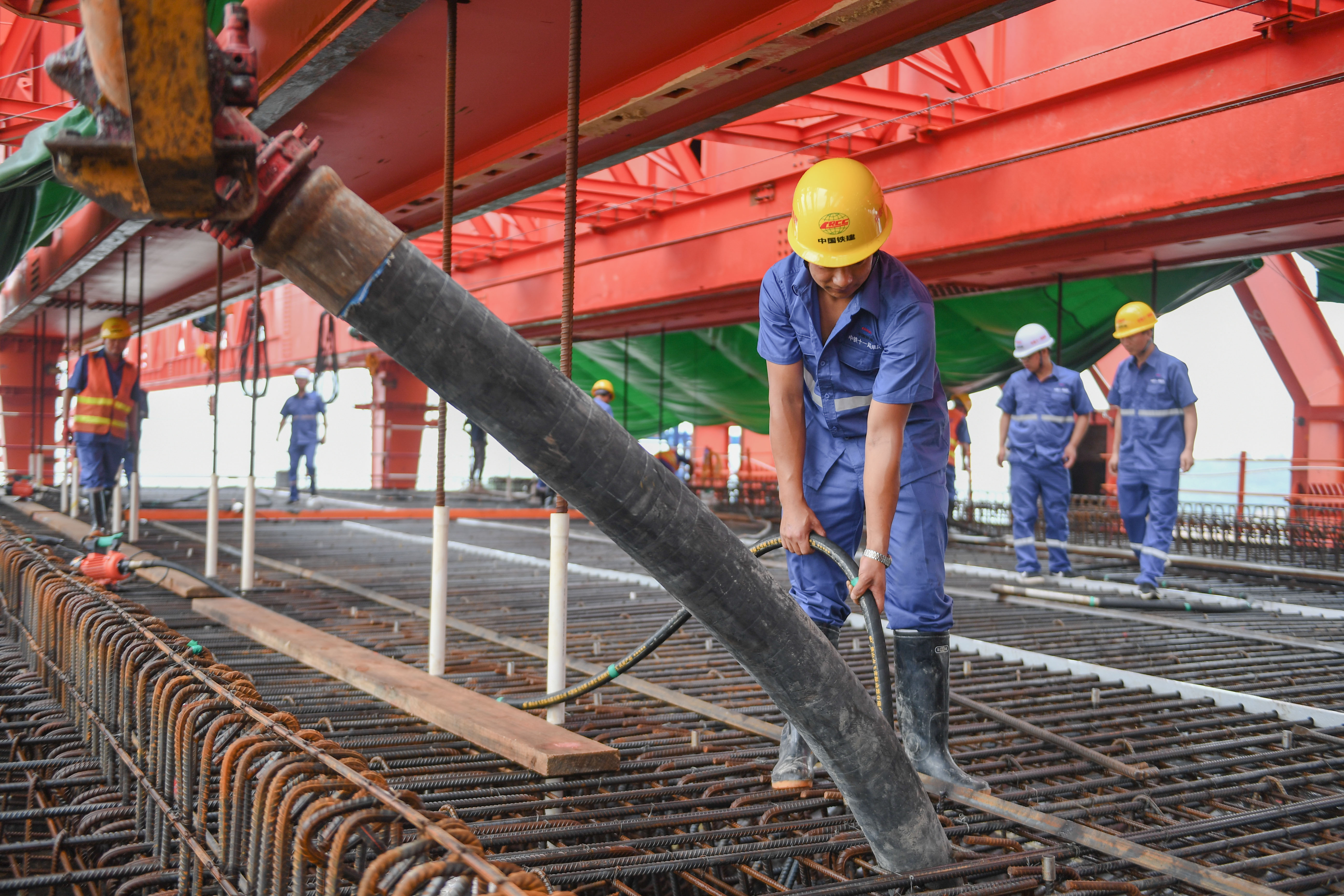 国内首孔40米大跨度移动模架现浇梁在福厦高铁启动浇筑(1)