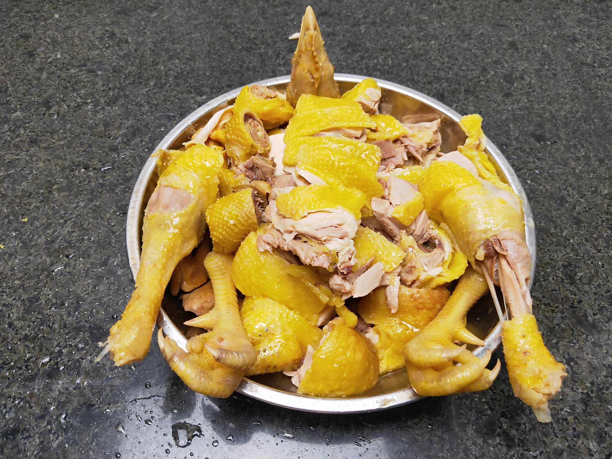 广西壮乡白切鸡,切好直接用盐粘着吃,越嚼越香