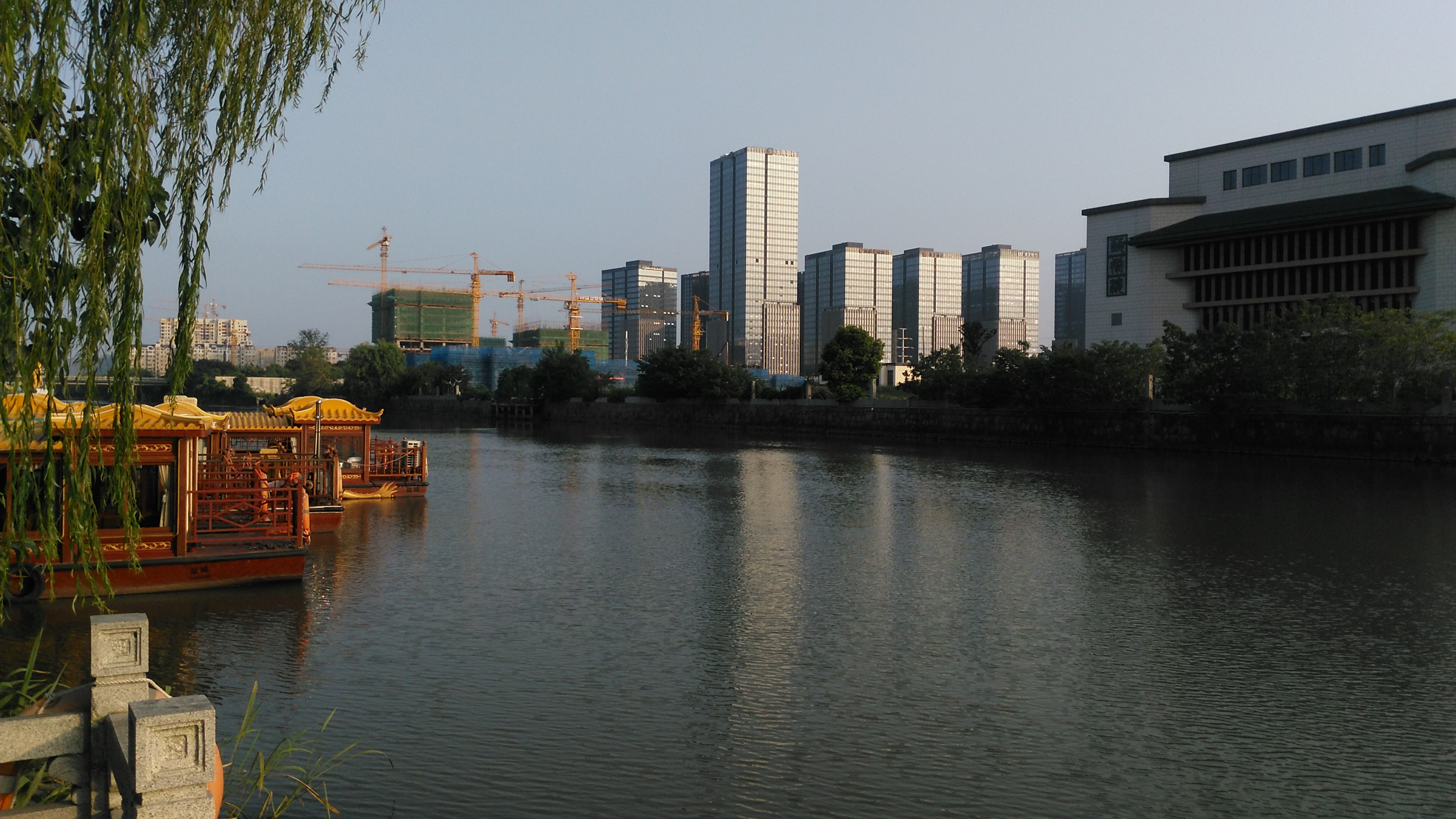 江苏盐城市串场河边实拍,这么绿的环境你们喜欢吗?