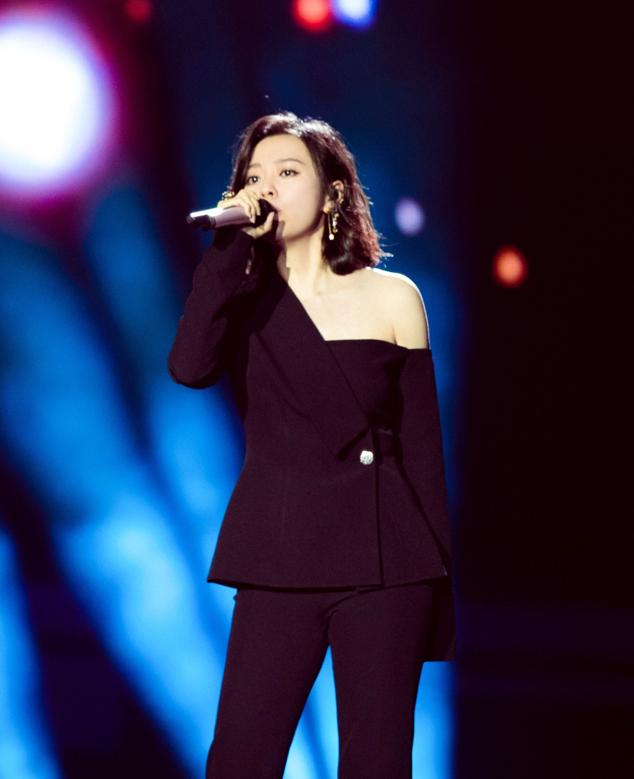 2005年她是《超级女声》季军,穿露肩上衣配喇叭裤,气场十足