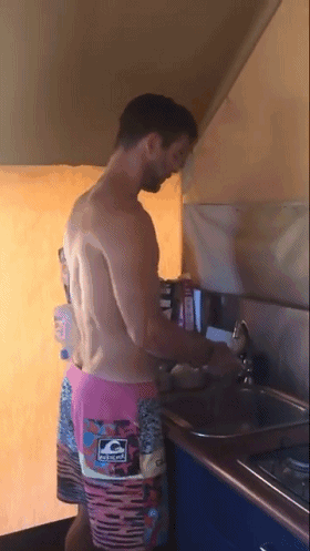 "雷神"大尺度裸身洗碗,半露翘臀引网友疯狂舔屏!