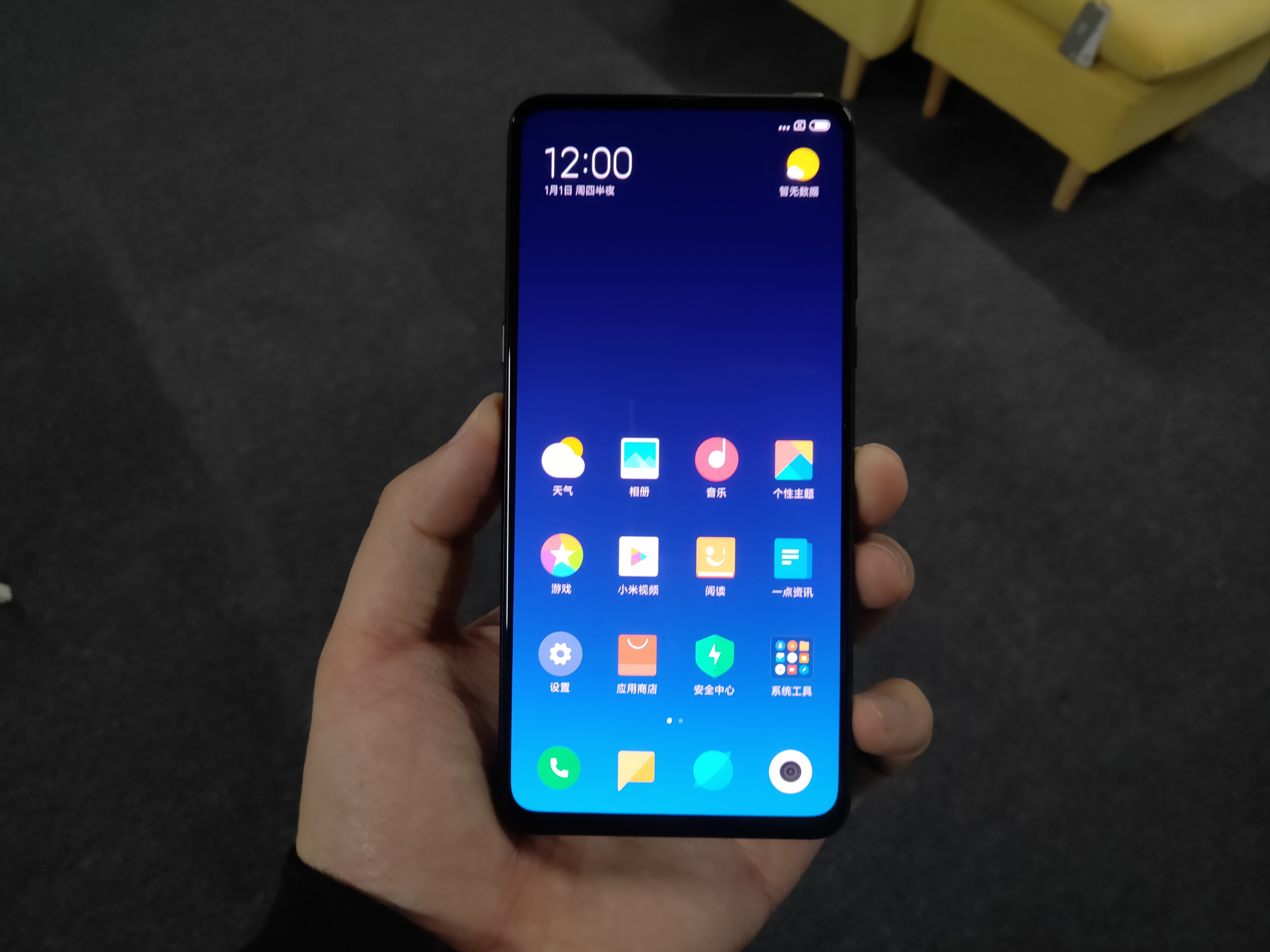 作为首款滑屏手机,小米mix3做的已经很棒了,而且3000 的价格入手,真的