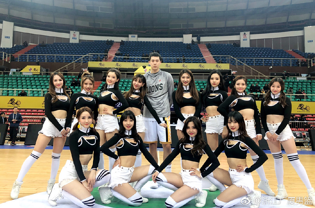 广厦球员和性感啦啦队合影 博教授"左拥右抱"大长腿美女