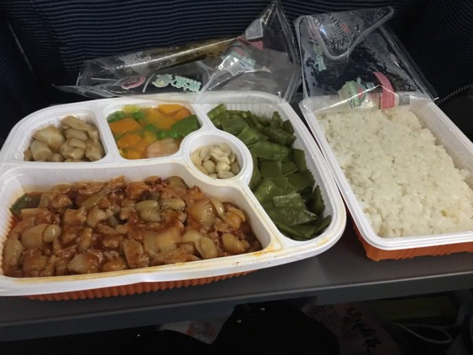 高铁良心盒饭出现了,50块钱把乘客撑到哭,这样的盒饭让人难拒绝