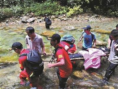 三驴友强闯粤北大山船底顶 救援人员涉水救人