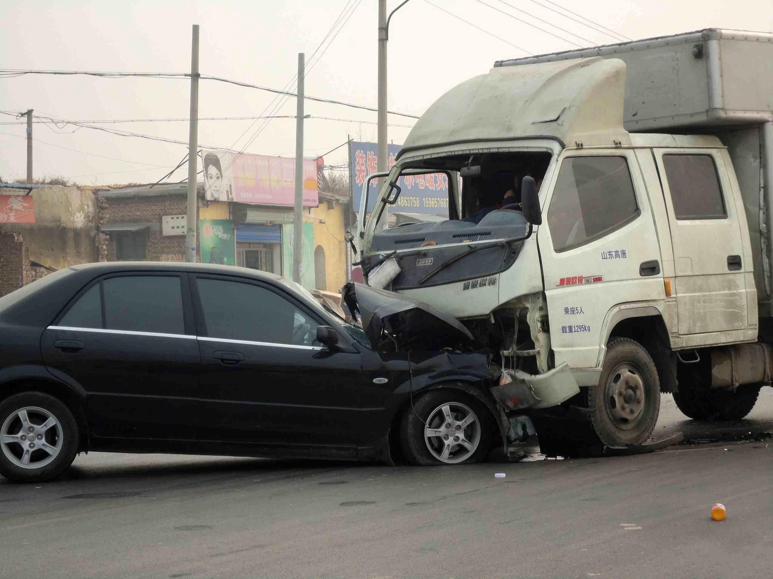 汽车发生交通事故,我们应该如何处理,最大限度降低损失呢?