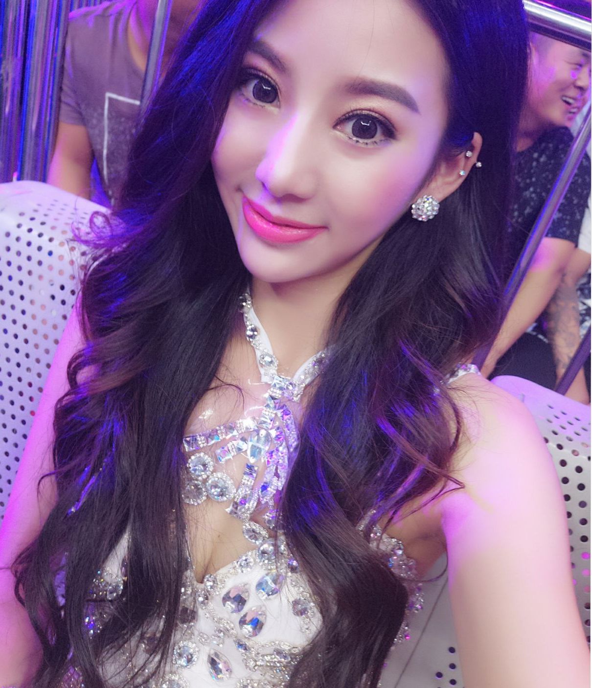 中国最美举牌女郎正式回应与黑龙传闻:我跟阿迪萨亚是清白的