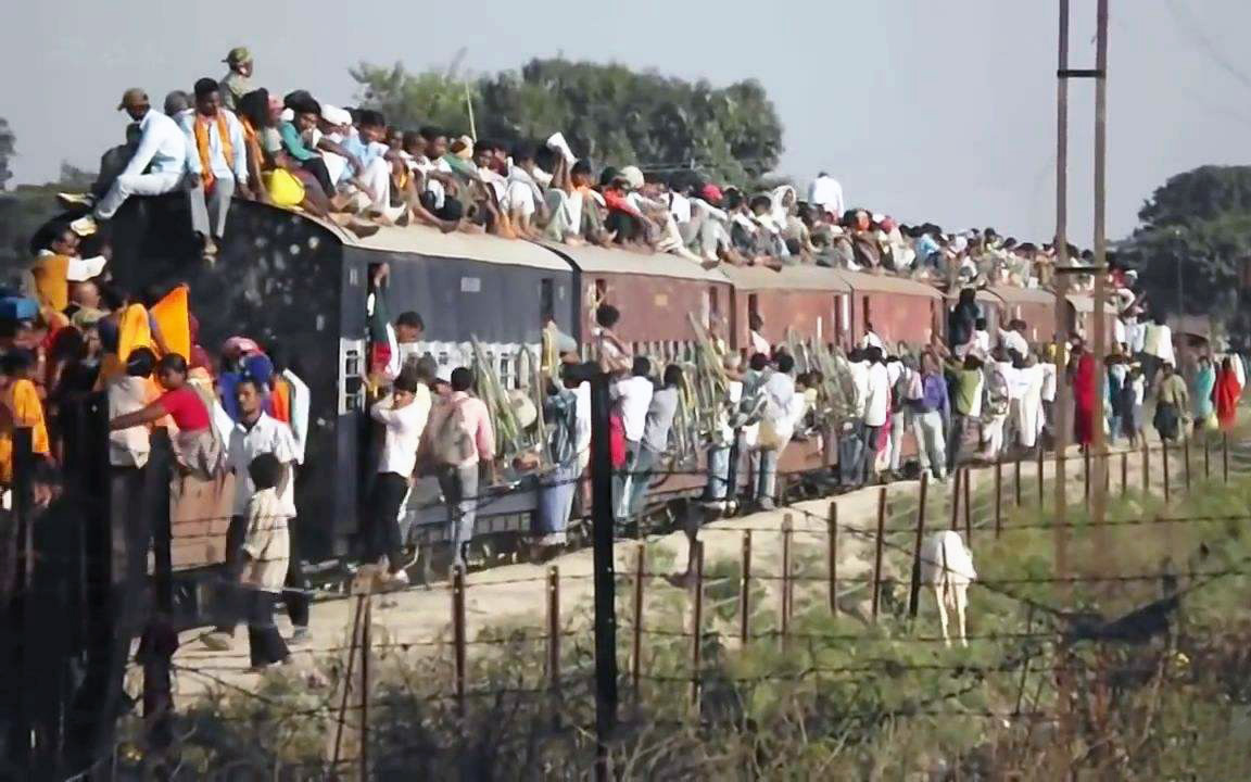 印度真实的火车是什么样子,车顶上真的挤满了人吗?