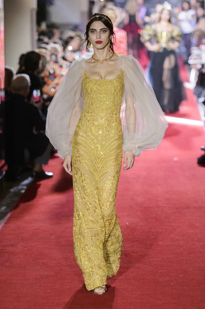 时装秀:模特们穿搭各有风格,造型别致,百变服装设计感十足.