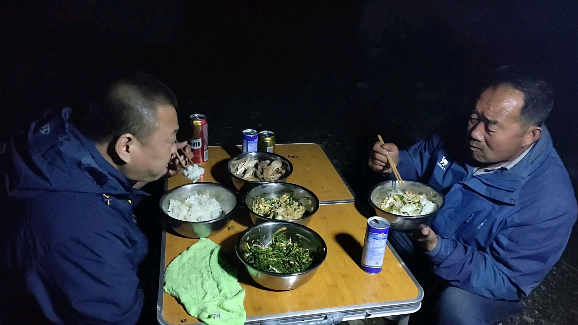 这家伙又一次单枪匹马 进入了大山深处