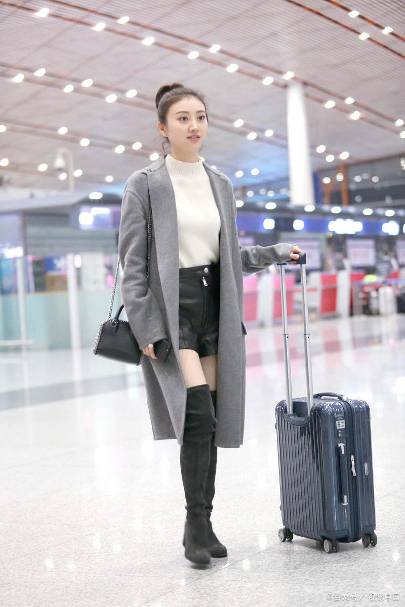 景甜:身穿灰色风衣黑色超短裤,搭配过膝长靴穿出了少女感