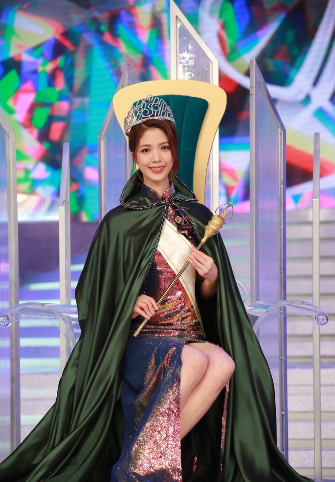 2019国际中华小姐竞选陈晓华夺得本届冠军 4号王慧媛获得亚军,13号