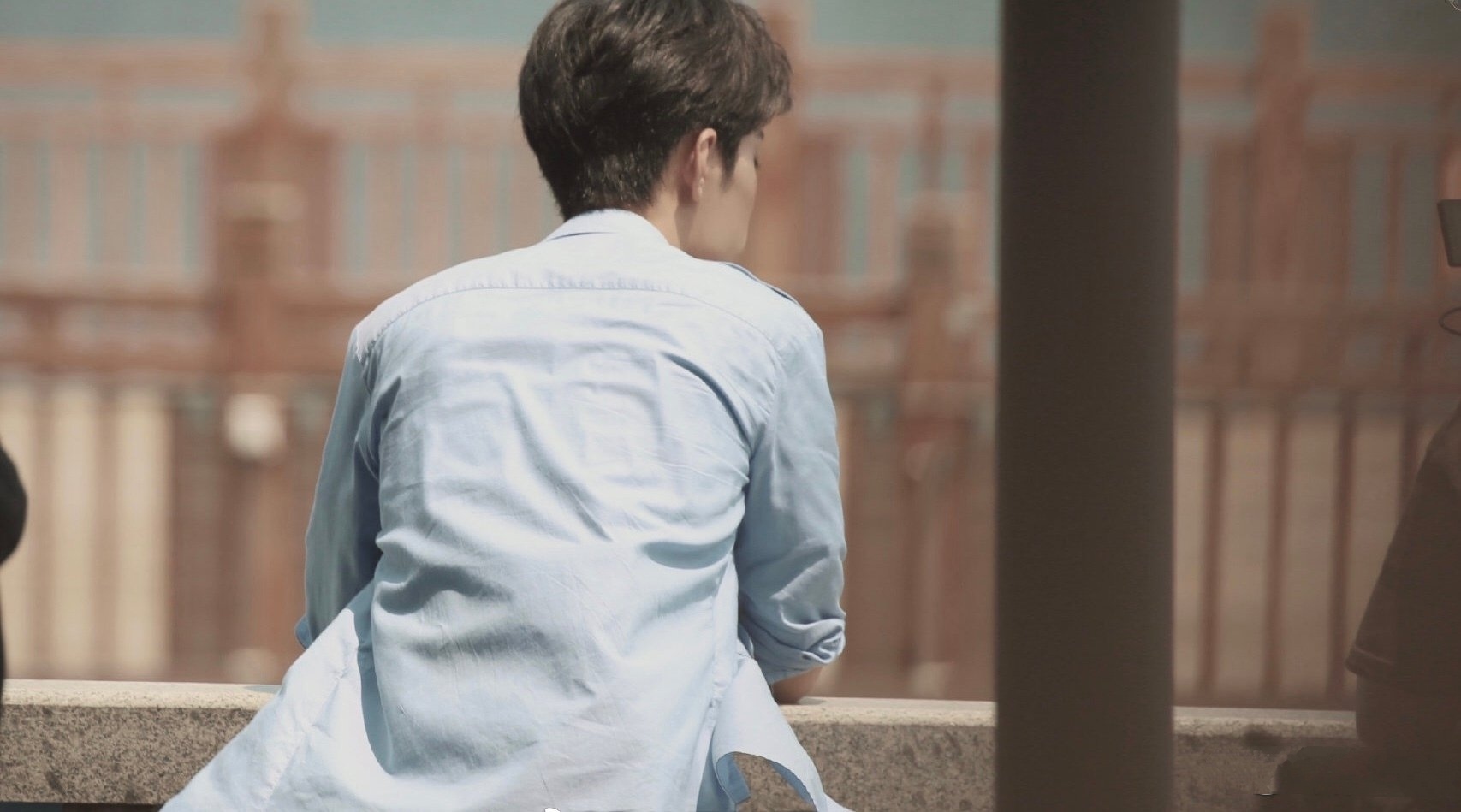 来一波肖战背影杀,每张都有不同的阳光帅气