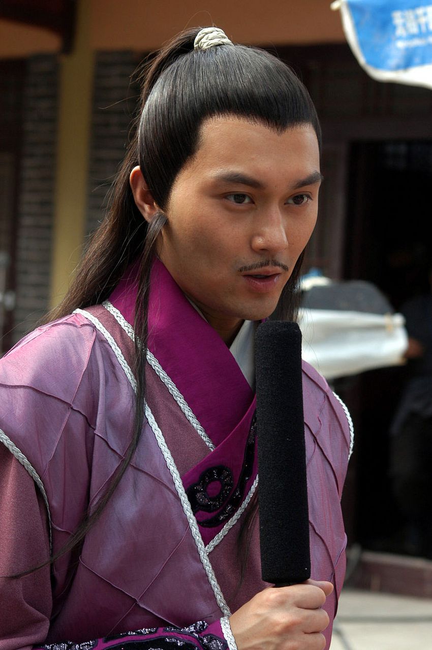 《陆小凤传奇》是中央电视台电影频道出品的系列数字电影,由邓衍成,袁