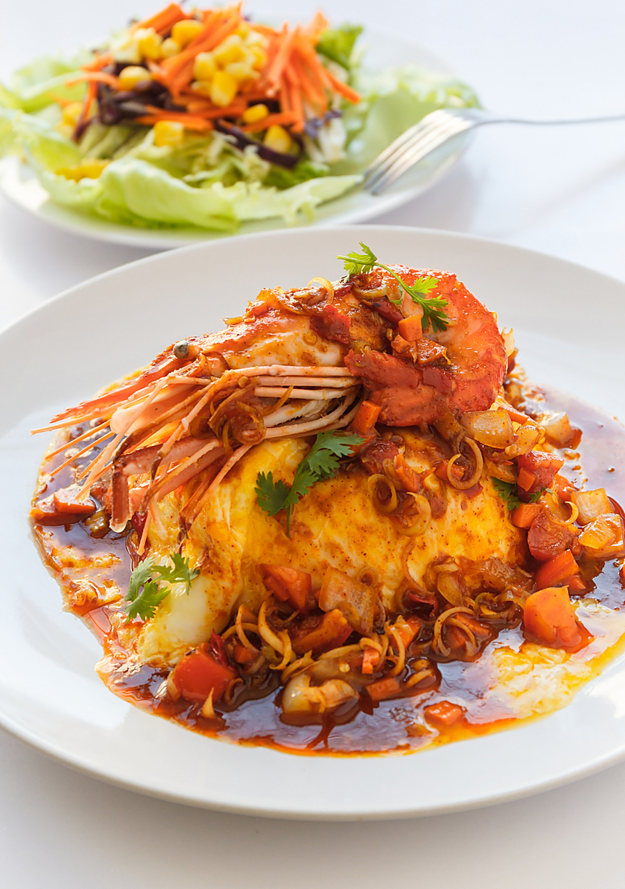 韩国的海鲜炒年糕(seafood stir-fried rice cake)是一道融合了海鲜鲜