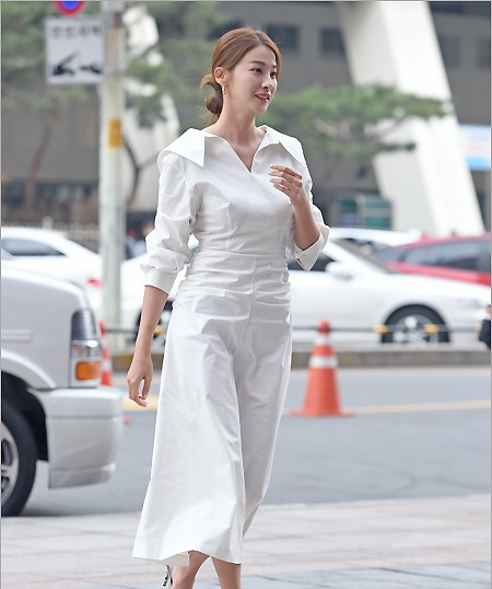 韩女星刘仁英出席活动 一身白裙亮相身材高挑