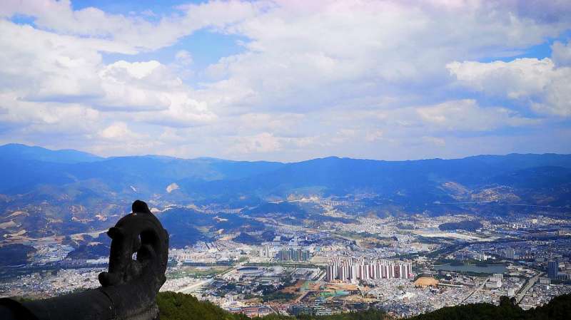 五一节去爬旗山山顶俯瞰整个临沧城真是一览众山小美极了