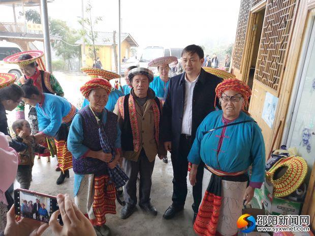 在虎形山瑶族乡白水洞村实地了解产业扶贫项目——富硒水稻种植基地.