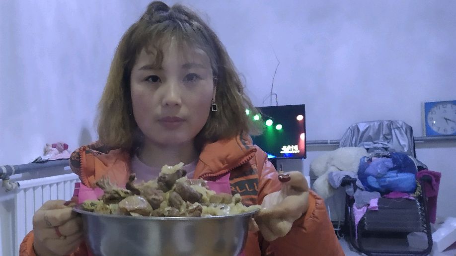 农村妹用大锅炖9斤重的大鸭子,大块鸭肉配酸菜,大口吃起来真香