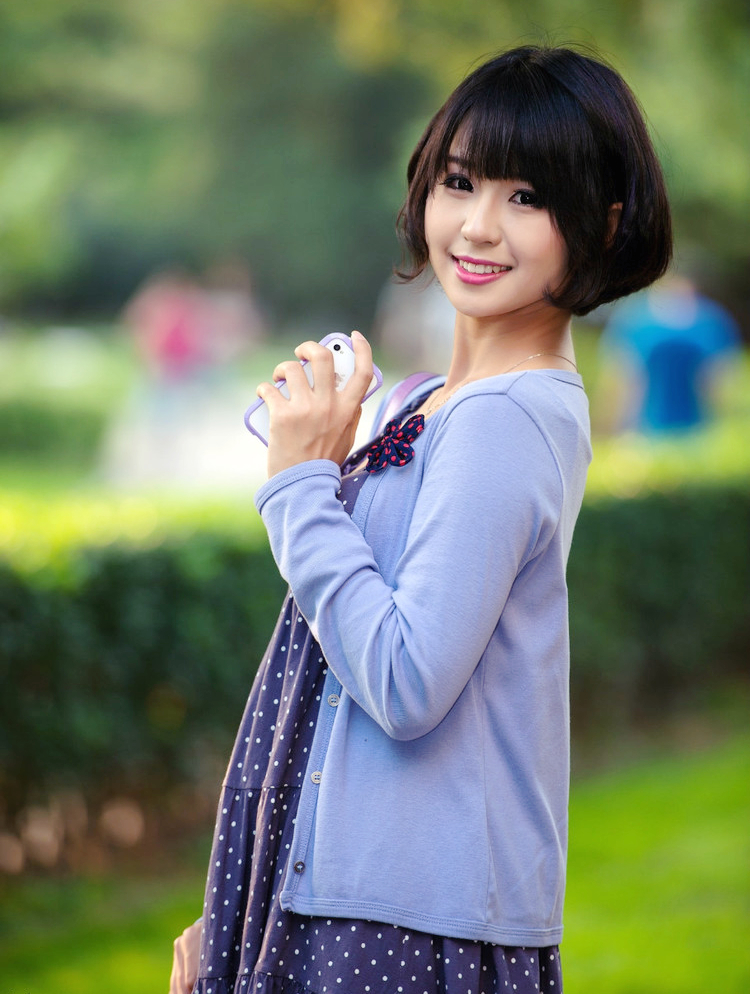 一个在那阳光下的开心笑容短发美女
