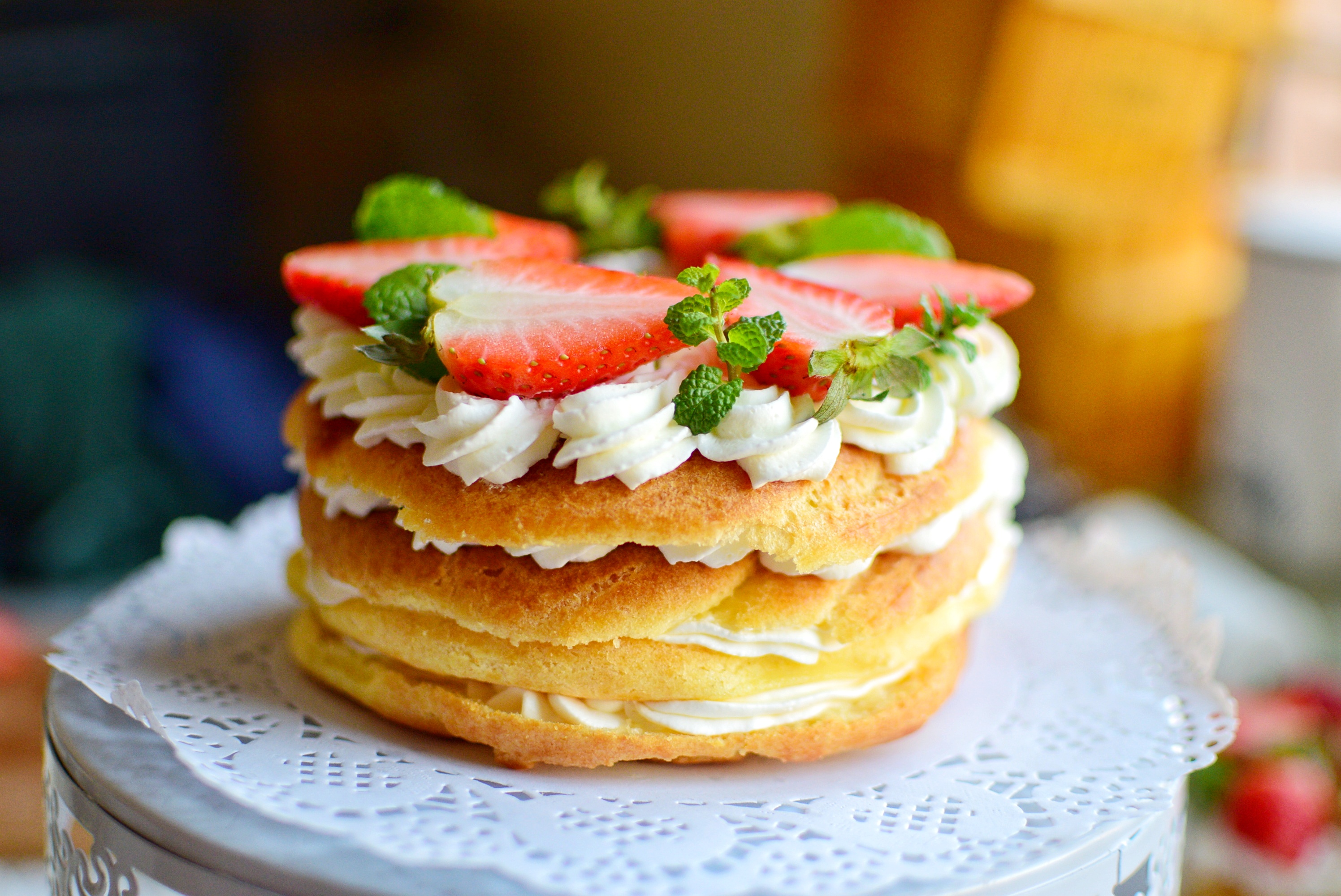 铺满奶油的车轮泡芙,咬一口满满草莓清香!