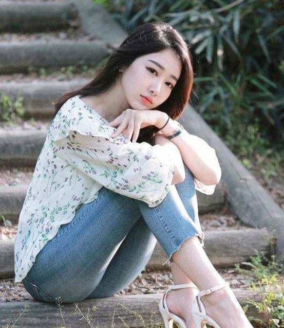 牛仔裤美女:个性穿搭,身材曲线凹凸有致,特别养眼!