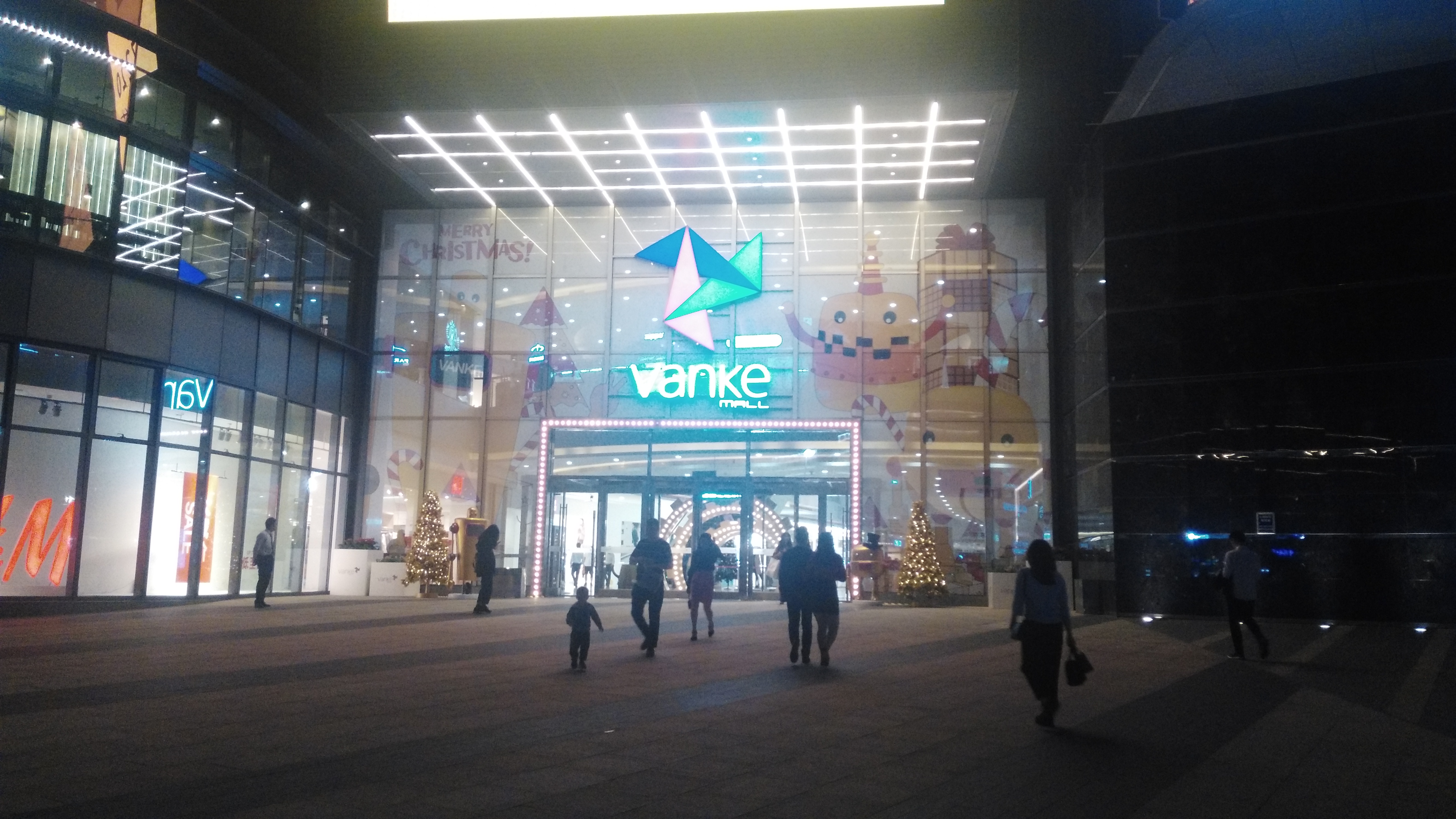 晚上的深圳龙岗中心城万科广场实拍,带你们去逛逛啦