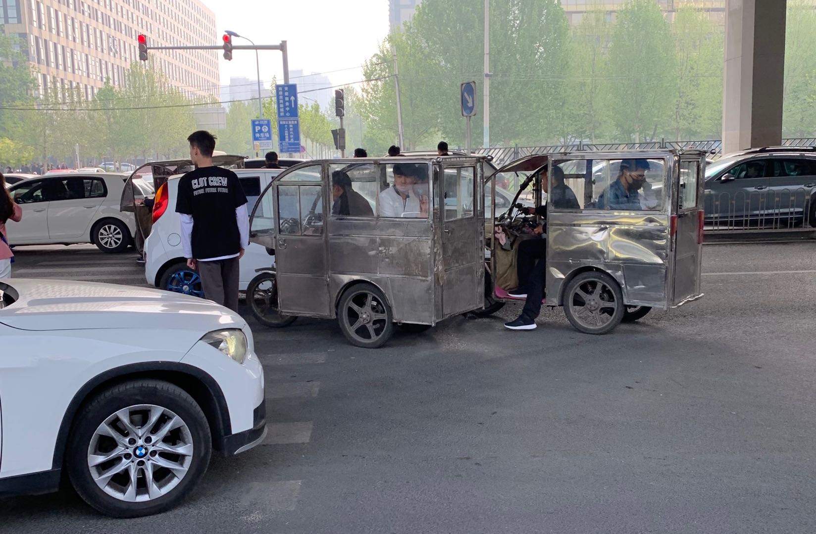 大郊亭桥下黑摩的肆意逆行闯红灯