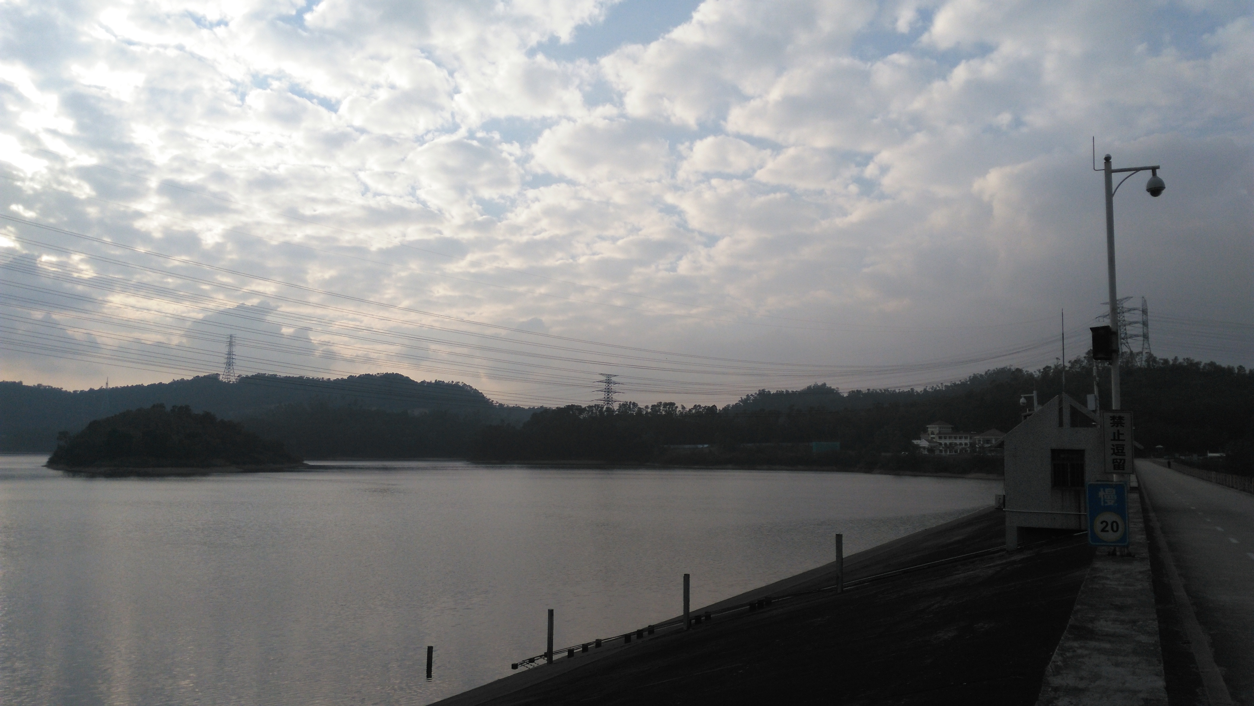 在深圳龙岗体育中心旁边,原来还藏着一个龙口水库,你知道吗?