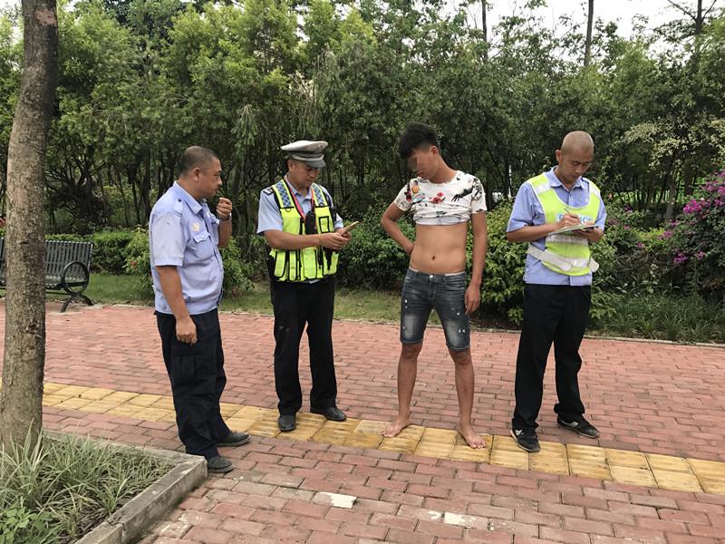 赤脚大仙驾驶桂a车上路被处罚