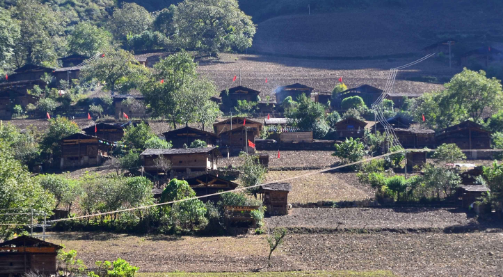 图为松塔村,位于西藏察隅县察瓦龙乡,是从云南走丙察察线进入西藏的第