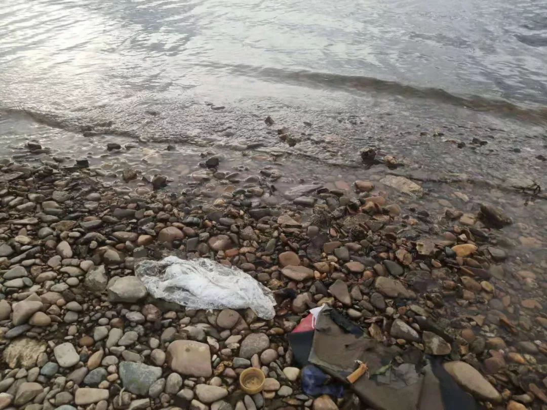 现场黑河江岸边垃圾满地,散发恶臭,看后直呼"辣.